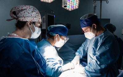 Equipo médico realizando cirugía en quirófano, procedimiento indicado en ciertos casos de apnea del sueño por causas anatómicas.