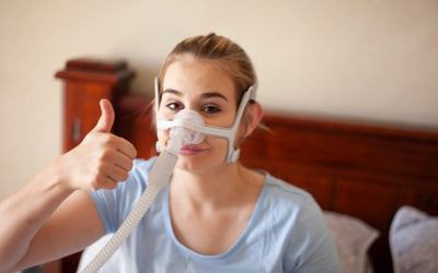 Mujer usando mascarilla nasal CPAP ideal para quienes respiran por la nariz, muestra buena adaptación y comodidad en la terapia.