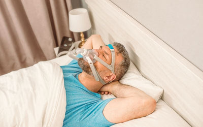 Hombre dormido usando un CPAP, ilustrando que padece apnea del sueño y que está siendo controlada eficazmente con el tratamiento adecuado.
