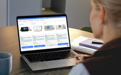 Persona revisando opciones de equipos CPAP, APAP y BiPAP con un distribuidor oficial en línea, para elegir el dispositivo adecuado según su diagnóstico