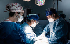 Equipo médico realizando cirugía en quirófano, procedimiento indicado en ciertos casos de apnea del sueño por causas anatómicas.
